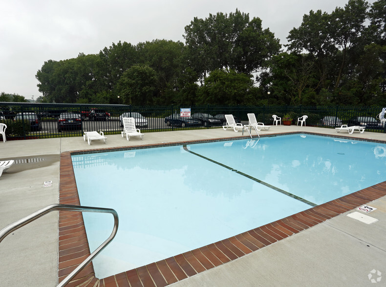 Building Photo - Maple Creek Apartments