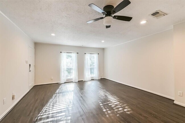 Building Photo - 496 N Post Oak Ln