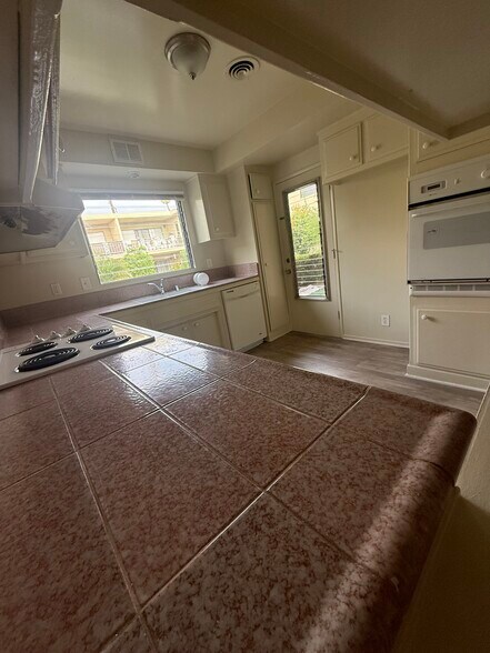 Kitchen - 1148 W Huntington Dr