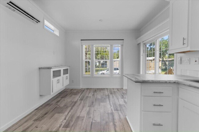 Building Photo - 11240 N Northwood Dr