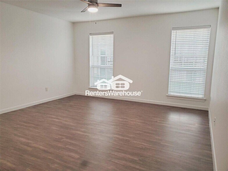 Building Photo - 361 N Post Oak Ln