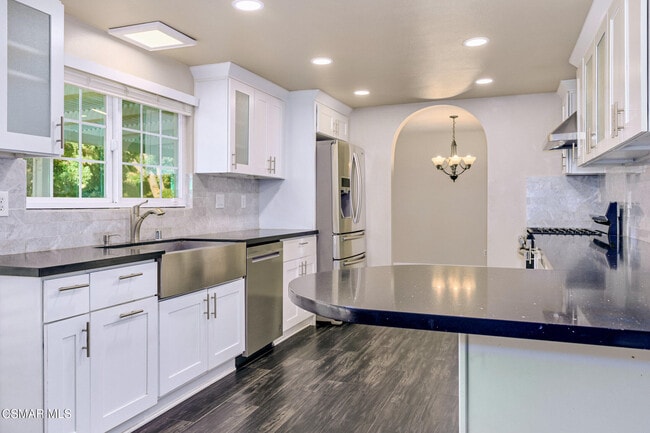 Building Photo - 6058 Hedgewall Dr