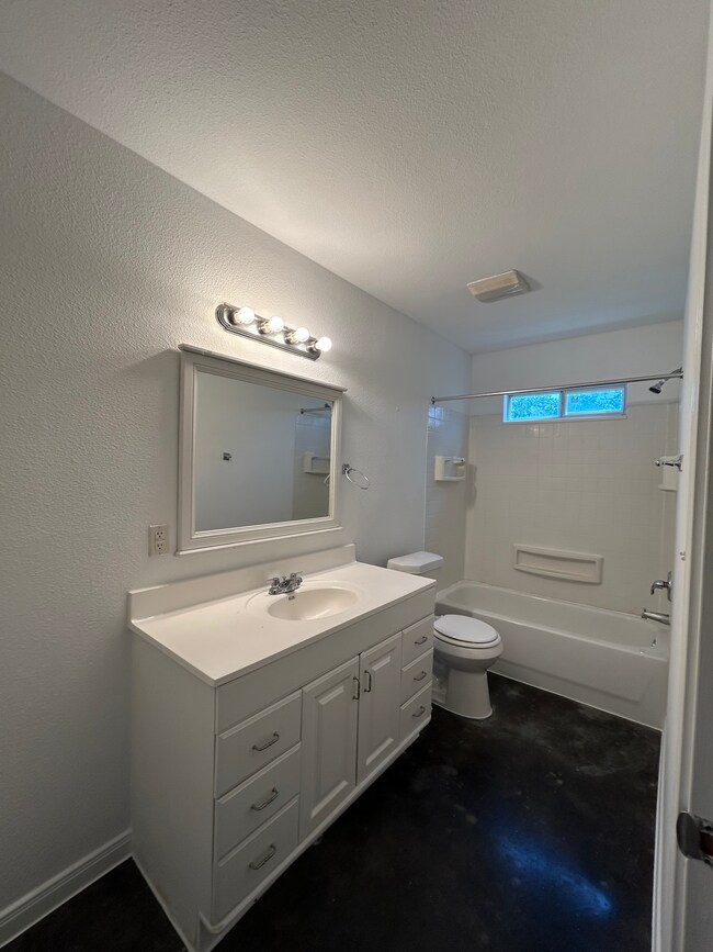 Building Photo - Loy Duplex