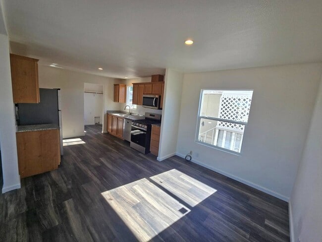 Building Photo - 590 E Kinney St