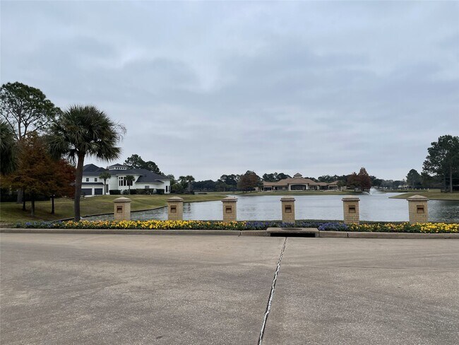 Building Photo - 5622 Lake Pl Dr