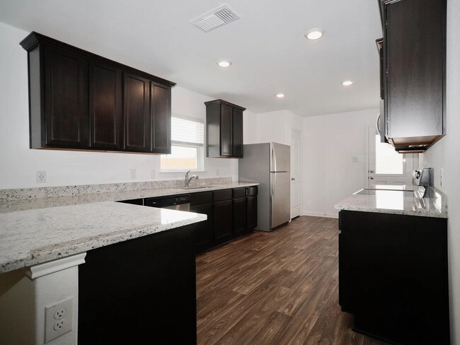 Building Photo - Spacious & Elegant One-Story Living in Stonebridge Crossing