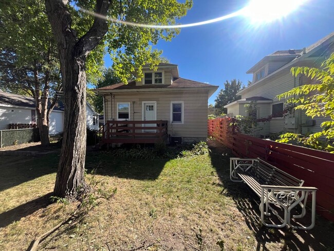 Building Photo - Three Bedroom House in La Crosse