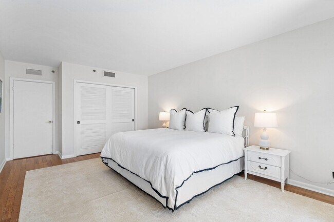 Building Photo - 529 S Flagler Dr