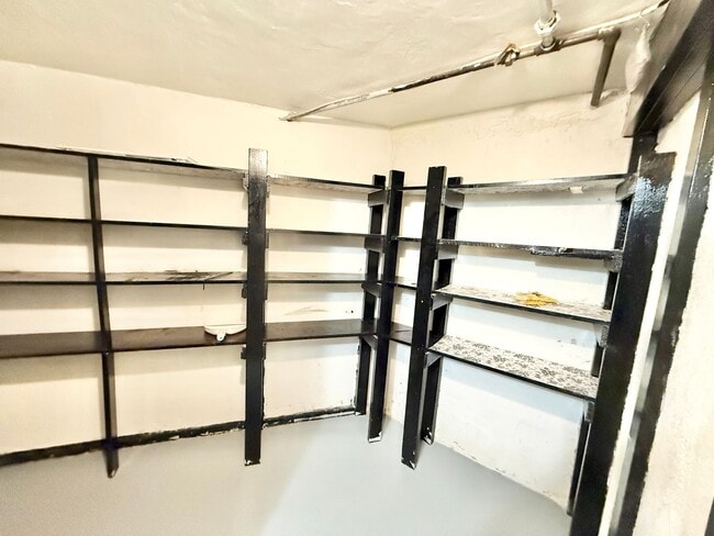 Building Photo - Move in ready home on Routt!