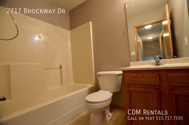 Building Photo - Huge DSM Split Level!