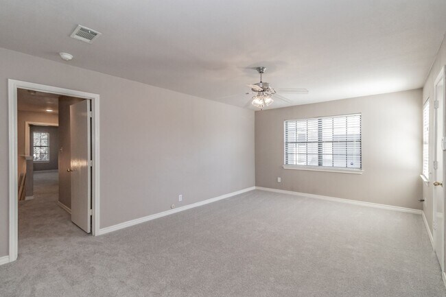 Building Photo - Beautiful townhome in a prime location nea...