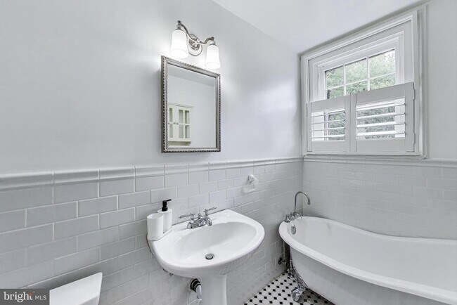 Building Photo - 5809 Grosvenor Ln
