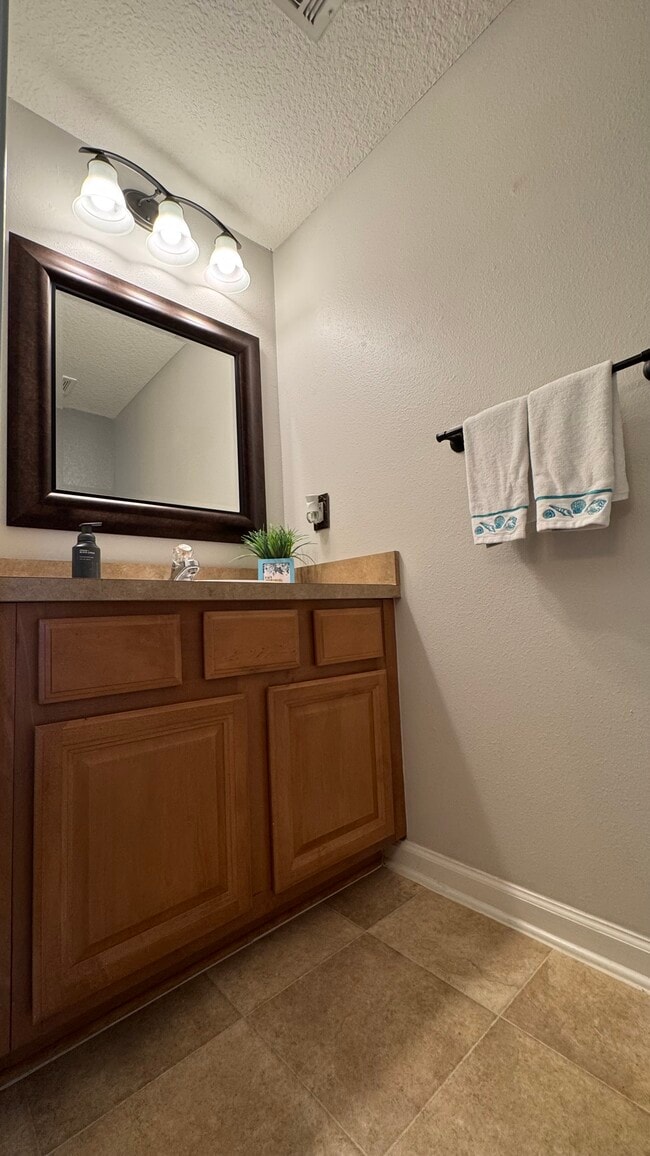 Building Photo - 581 Scrub Jay Dr