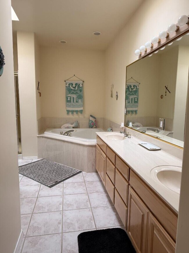 Building Photo - 711 Tramway Pl NE