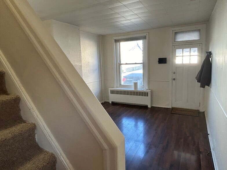 Building Photo - 245 Pensdale St