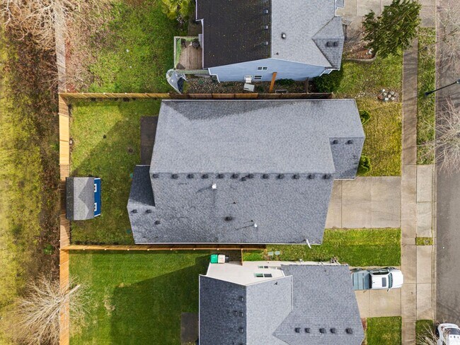 Building Photo - Vaulted Ceilings, A/C & Fully Fenced Yard – Beautiful 3-Bedroom Olympia Home!