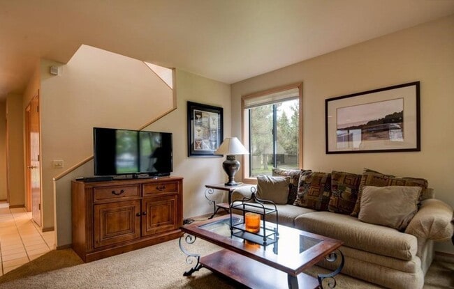 Building Photo - Fully Furnished Eaglewood Condo in Sunriver – Pool, Golf & Trails at Your Doorstep