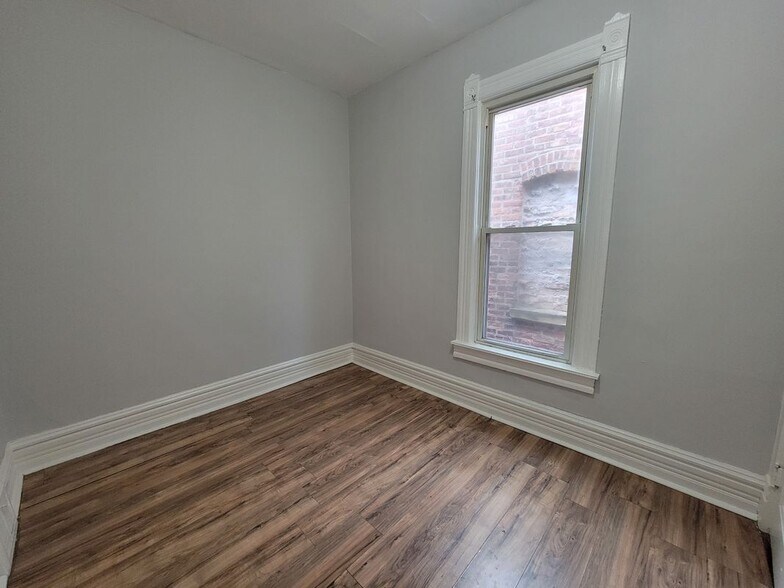 Building Photo - 1302 E 72nd St