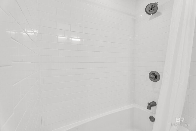 Building Photo - 357 Azalea St