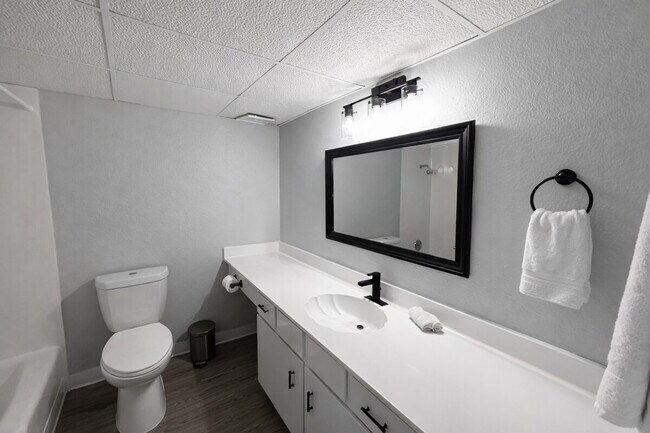 Building Photo - 505 N Rock Rd