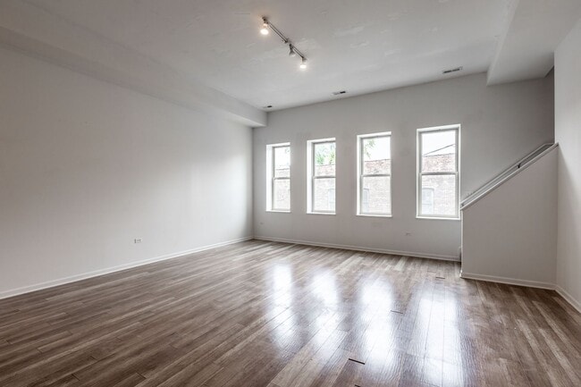 Building Photo - Spacious 3 Bed 2 Bath Duplex Up, In unit W/D in Humboldt Park!