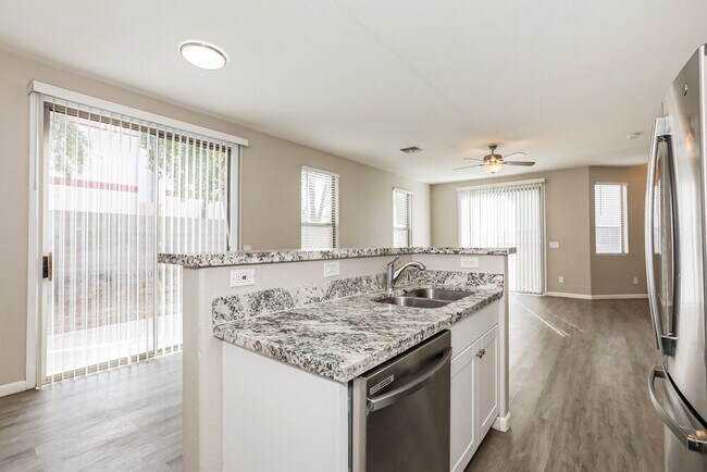 Building Photo - 1225 S Mansard