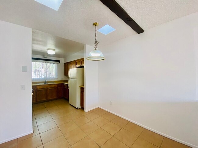 Building Photo - Spacious Townhome Style Home with Large Ya...