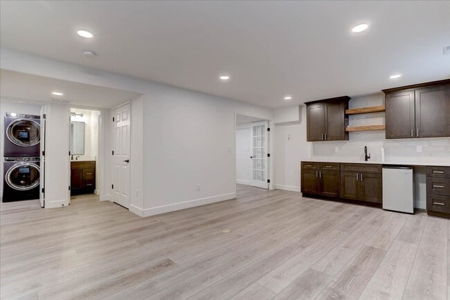 Building Photo - Stunning 5Bed/4Bath Home in the Heart of Erie