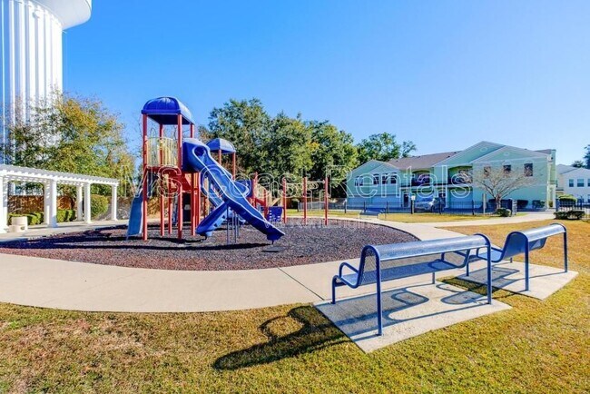 Building Photo - 2252 Beach Dr