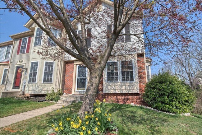 Building Photo - Extremely well maintained END UNIT townhou...