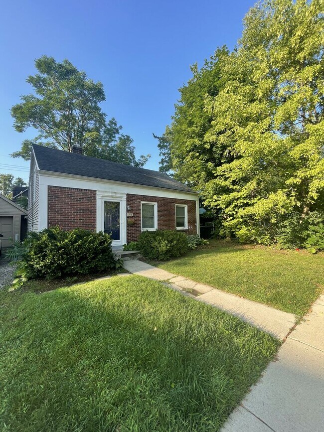 Building Photo - Three Bedroom House for 2026/27!