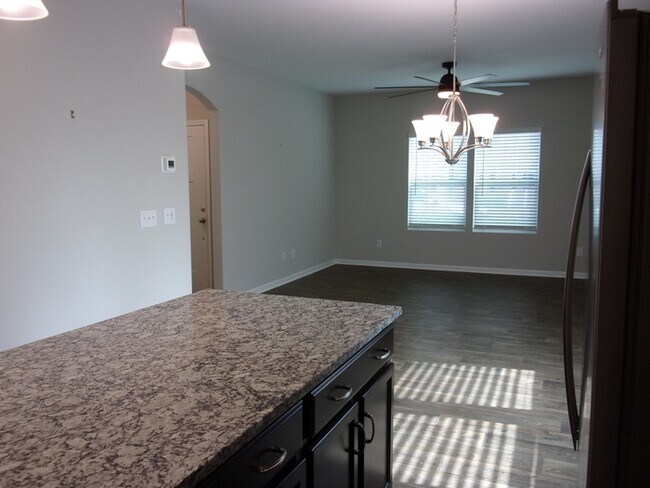 Building Photo - 2826 Capitol Dr