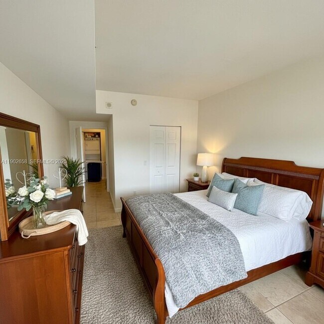 Building Photo - 888 Douglas Rd