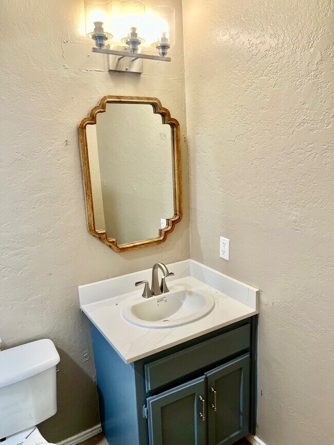 Building Photo - 704 Long Ct