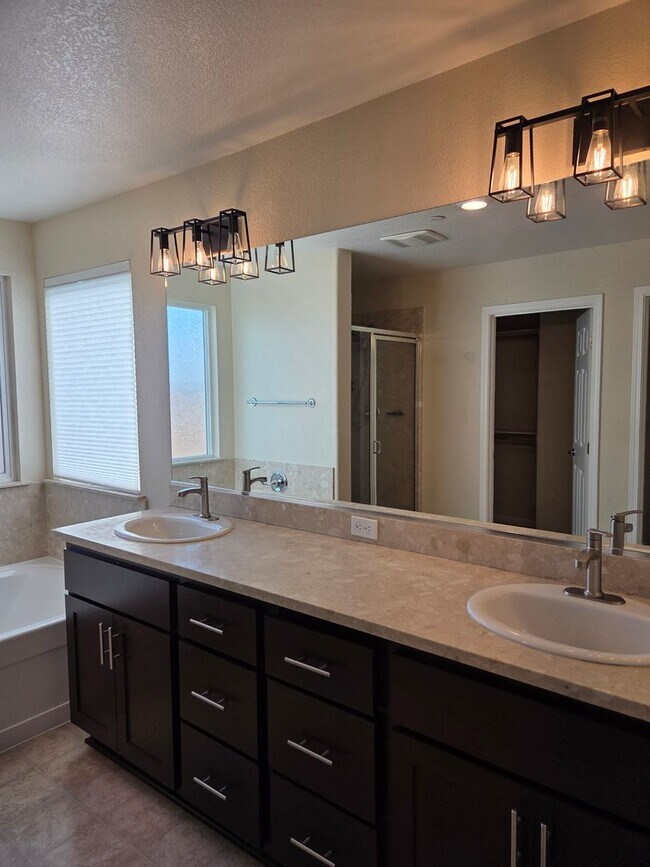 Building Photo - 1443 Greenbrier Dr