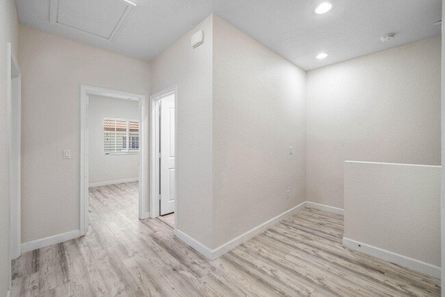 Building Photo - 48 NW Hawthorne Pl