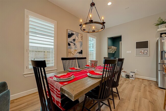 Building Photo - 909-A W 35th St