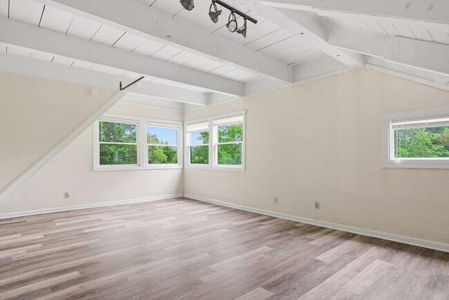 Building Photo - Spacious 4-Bedroom Pet Friendly Home in a Peaceful Rural Setting