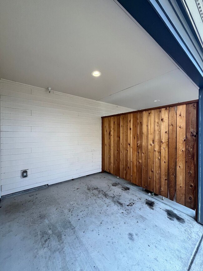 Building Photo - Close-in / Stunning 2 Bedroom Flat! Private Covered Patio, In-Unit Washer & Dryer, Community Gard...