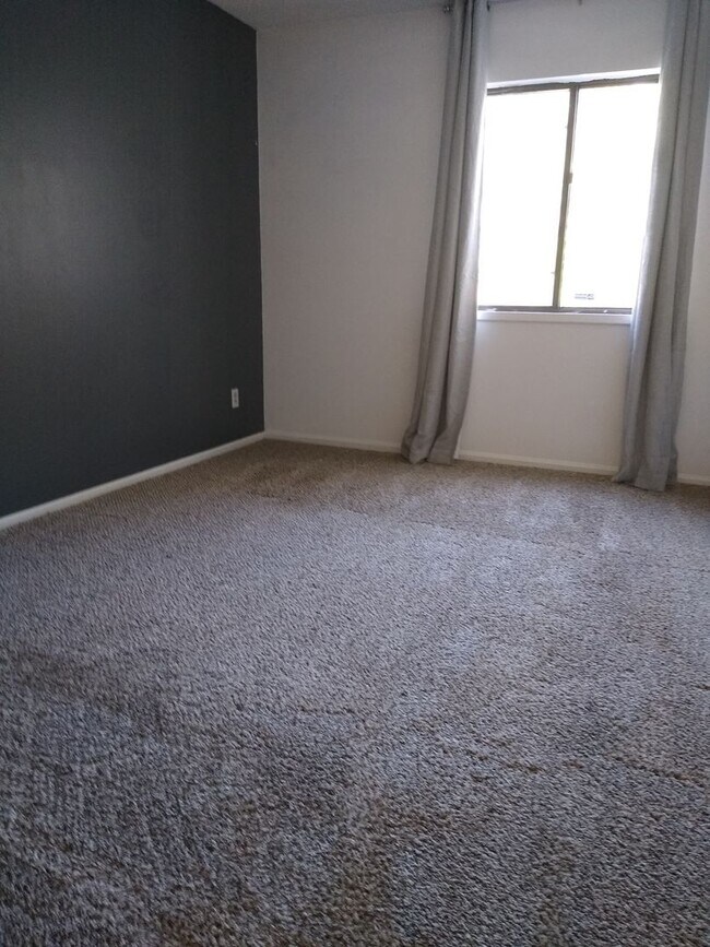Building Photo - Awesome 2 Bedroom 2 Bath Condo w/ Garage P...