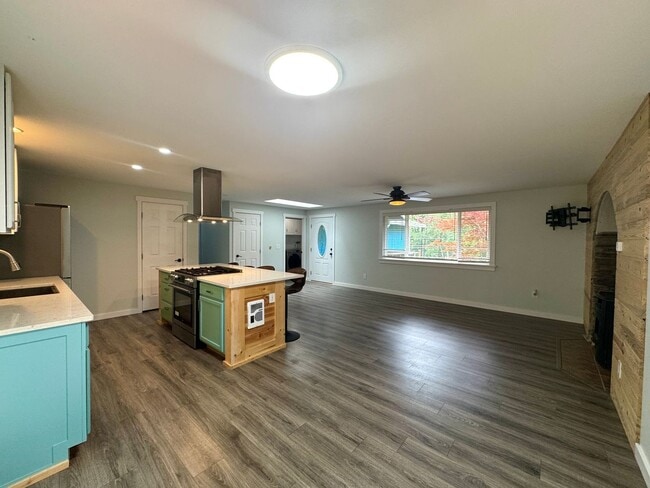 Building Photo - East Bremerton rambler with huge fenced yard...now available