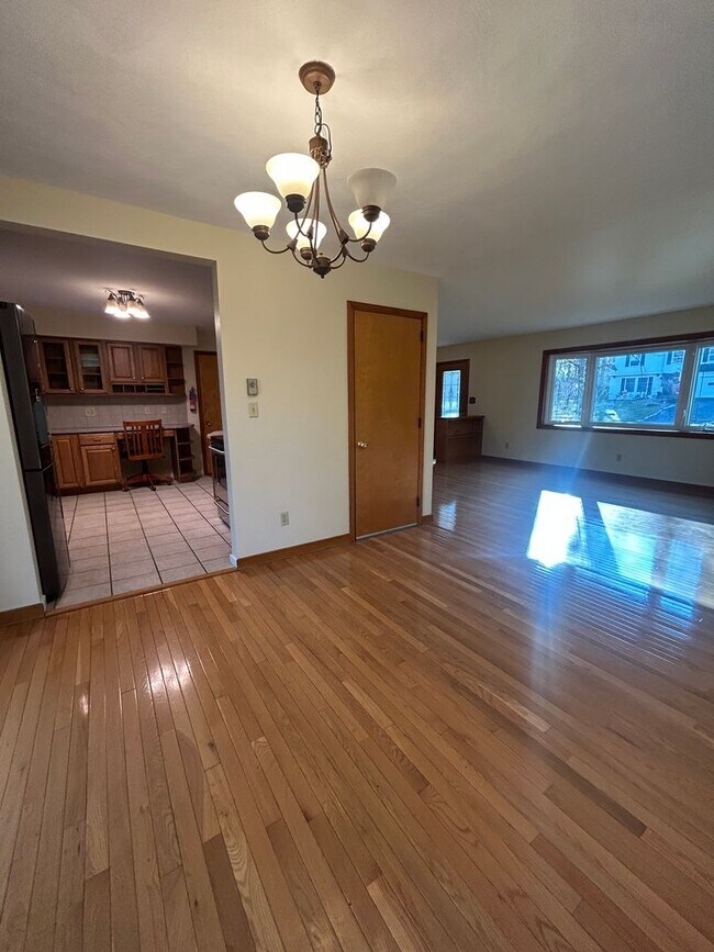 Building Photo - 3 bedroom, 3 bath house located in Park Forest