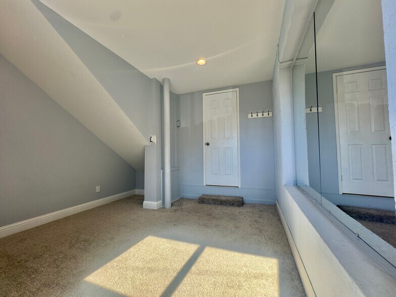 Building Photo - 8109 Ney Ave