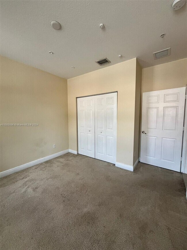 Building Photo - 950 SW 147th Ave