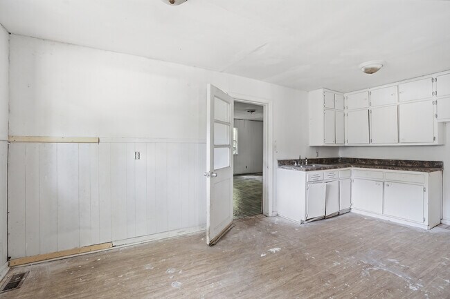 Building Photo - 7827 Rugby Ave