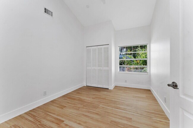 Building Photo - 897 Dickens Pl