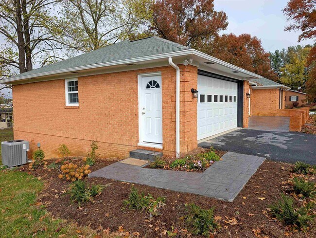 Building Photo - 103 Cherry Ave