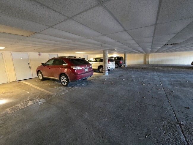 Building Photo - Fresh 2 bedroom, 2 bathroom condo located in Meadows on the Parkway in the heart of Boulder.