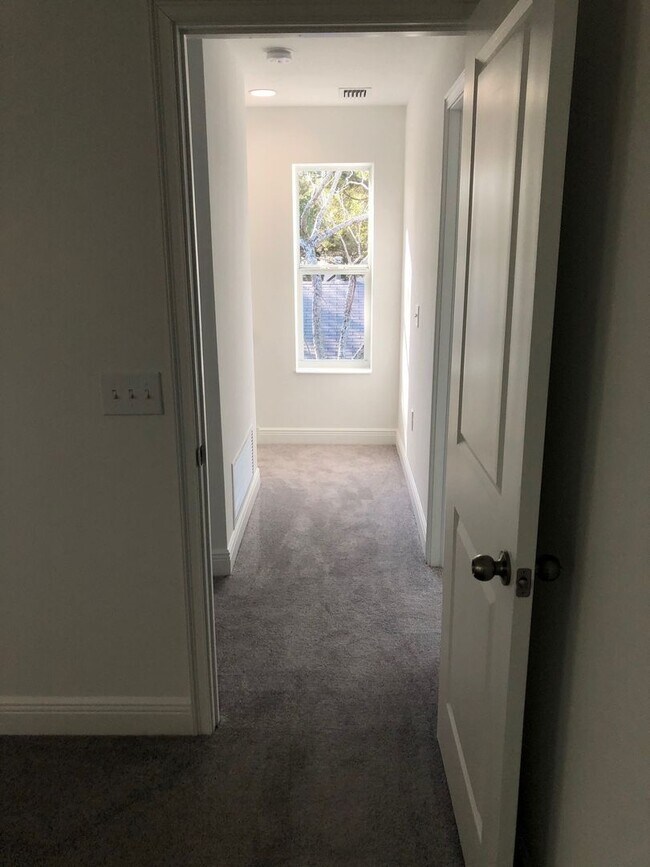 Building Photo - 310 E Ford St