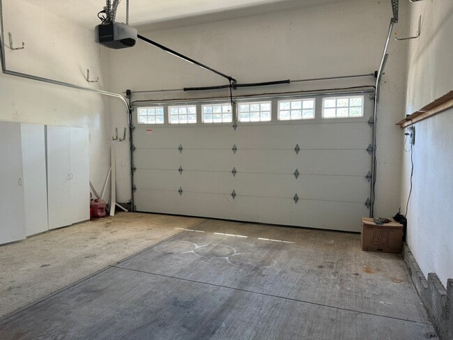 Building Photo - Beautiful large house in the South Hills!  $1,000 OFF YOUR FIRST MONTH'S RENT!